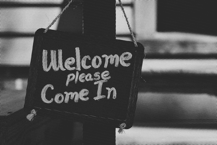 A sign in front of a house that says 'Welcome! Please come in'